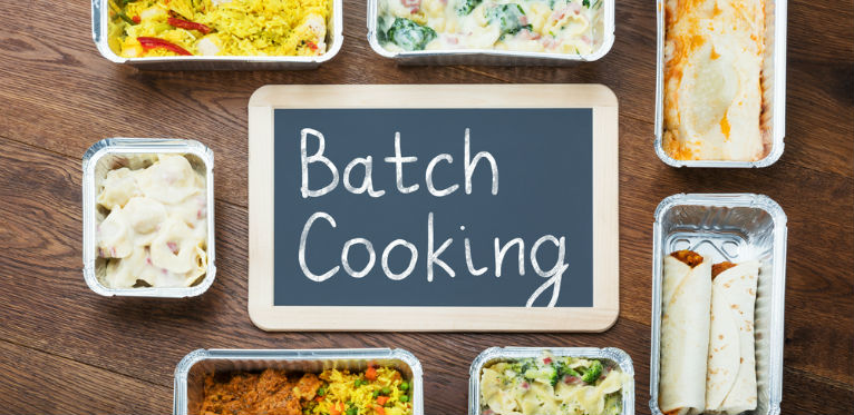 A little picture with different kind of food. In the center there is a litlle sign with the text "batch cooking"